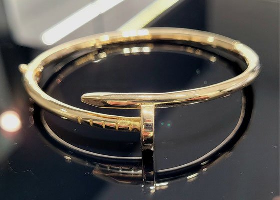 Bracelet jonc en or jaune sur fond noir